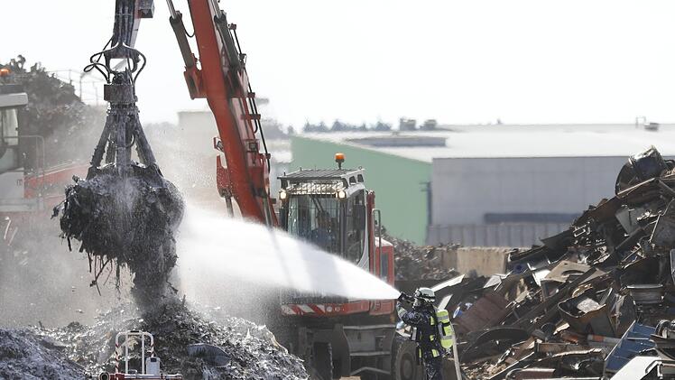 Brand einer Lagerhalle am Nürnberger Hafen