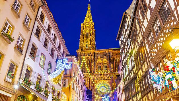 Festive Christmas illumination and decorations on streets of Strasbourg - capital of Christmas, Alsace, France. Festive Christmas illumination and decorations on streets of Strasbourg - capital of Christmas, Alsace, France.Festliche Weihnachtsbeleuchtung und Dekorationen in den Stra&szlig;en von Stra&szlig;burg &ndash; der Weihnachtshauptstadt im Elsass, Frankreich. Festliche Weihnachtsbeleuchtung und Dekorationen in den Stra&szlig;en von Stra&szlig;burg &ndash; der Weihnachtshauptstadt im Elsass, Frankreich.-
