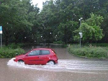 So viel Glück wie die Insassen dieses Autos, die sich noch vor den Wassermassen retten konnten, hatte der Mann nicht, der bei Gutenstetten in den Hochwasserfluten festsaß.  Foto: Bernhard Panzer