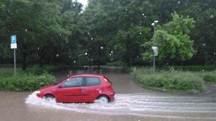 So viel Glück wie die Insassen dieses Autos, die sich noch vor den Wassermassen retten konnten, hatte der Mann nicht, der bei Gutenstetten in den Hochwasserfluten festsaß.  Foto: Bernhard Panzer