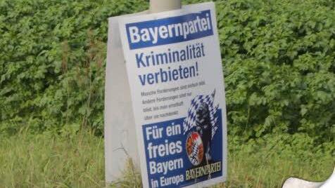 Wohl für immer vergessen am Straßenrand in Neuses steht auch noch der Slogan der Bayernpartei: "Kriminalität verbieten!"