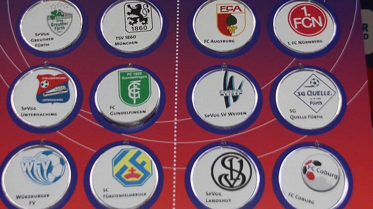 Das kennen die Fußballfans beispielsweise von der DFB-Pokal-Auslosung im Fernsehen: Mittels Kunststoffkugeln wurde in Ebern in dieser Woche die Gruppenauslosung der bayerischen C-Jugend-Hallenmeisterschaft vorgenommen.