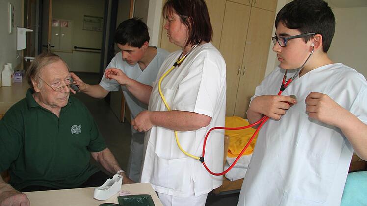 Johannes Merz (13) misst Fieber im Ohr...,