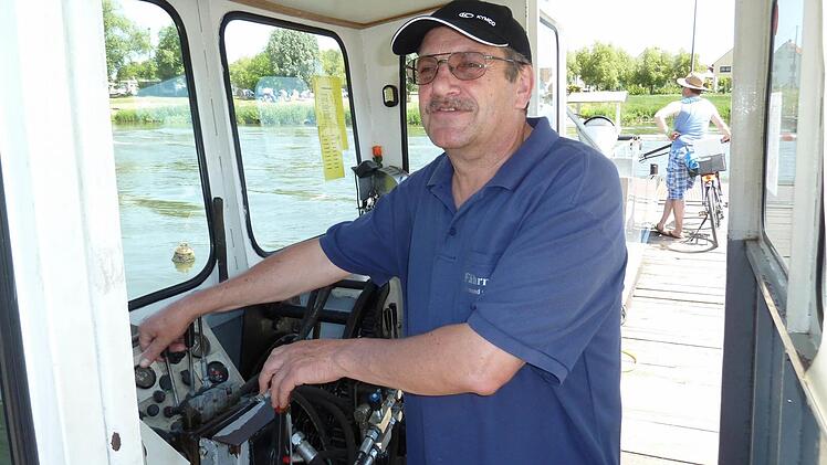 Fährmann Edmund Gürsching steuert sein Schiff seit beinahe 25 Jahren an dieser Stelle. Foto: Matthias Litzlfelder