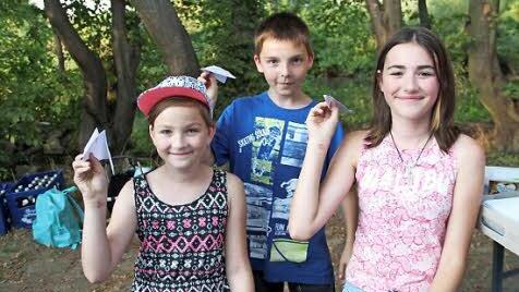 Bei der Abschlussveranstaltung am Baggersee haben (v. l.) Sophia, Lukas und Selina Papierflieger gebastelt.  Fotos: Gerda Völk