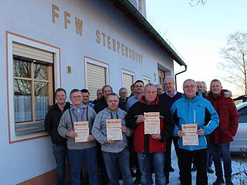 Die Geehrten und der erweiterte Vorstand mit B&uuml;rgermeister Gerald Brehm (5. v. r.) Foto: Yannick Hupfer