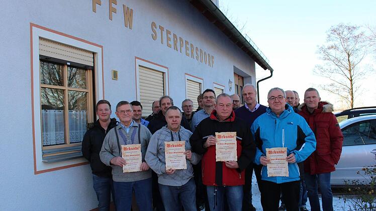 Die Geehrten und der erweiterte Vorstand mit B&uuml;rgermeister Gerald Brehm (5. v. r.) Foto: Yannick Hupfer