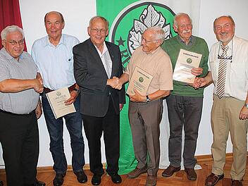 Neue Ehrenmitglieder des Rhönklub-Zweigvereins Münnerstadt sind Dr. Johannes Becker und Helmut Persch (4. und 5. von links). Das goldene Clubabzeichen bekam Herbert Schmid (2. von links). Ganz links: der Präsident des Rhönklub-Hauptvorstandes, Jürgen Reinhardt. 3. von links der kommissarische Vorsitzende der Region Saale-Sinn, Konrad Tripp und rechts der Zweigvereins-Vorsitzende Egbert Haut.