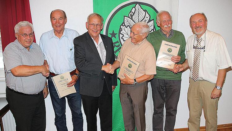 Neue Ehrenmitglieder des Rhönklub-Zweigvereins Münnerstadt sind Dr. Johannes Becker und Helmut Persch (4. und 5. von links). Das goldene Clubabzeichen bekam Herbert Schmid (2. von links). Ganz links: der Präsident des Rhönklub-Hauptvorstandes, Jürgen Reinhardt. 3. von links der kommissarische Vorsitzende der Region Saale-Sinn, Konrad Tripp und rechts der Zweigvereins-Vorsitzende Egbert Haut.