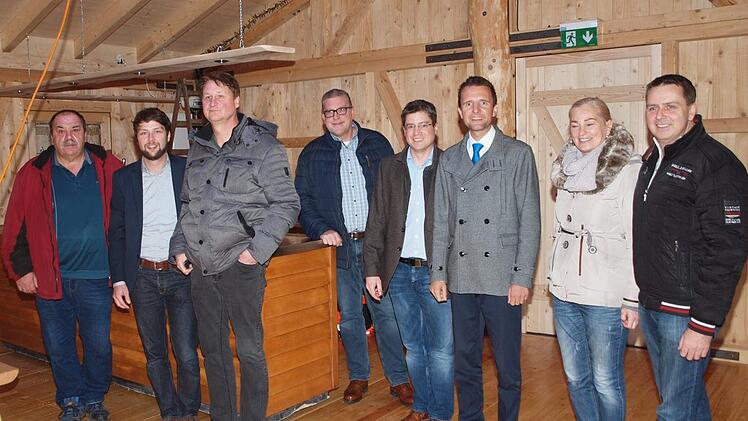 Bauhofvorarbeiter Wolfgang Bauernschmitt, Citymanager Steffen Hofmann, Marktmeister Uwe Reinhardt, Leikeim-Gebietsverkaufsleiter Christian Hoh, Brauereichef Andreas Leikeim, Bürgermeister Andreas Hügerich, Barbara und Uwe Held, die die "Stadtalm" bewirtschaften.