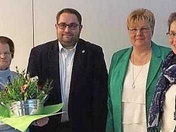 Ingrid Gleisner (von links) ist f&uuml;r 25 Jahre Treue zum Obst- und Gartenbauverein geehrt worden. Ihr gratulierten der Kreisverbandsvorsitzende Markus Stockmann, Vorsitzende Monika Wiesner und 2. Vorsitzende Gabriele Friedrich.  Foto: Kathrin Romeis-Merten