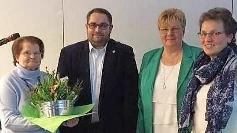 Ingrid Gleisner (von links) ist f&uuml;r 25 Jahre Treue zum Obst- und Gartenbauverein geehrt worden. Ihr gratulierten der Kreisverbandsvorsitzende Markus Stockmann, Vorsitzende Monika Wiesner und 2. Vorsitzende Gabriele Friedrich.  Foto: Kathrin Romeis-Merten