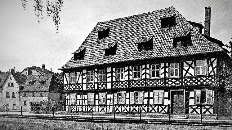 In diesem schmucken Fachwerkhaus in der Adolf-Kolping-Straße 1 in Kronach war über Jahrzehnte hinweg die Bayerische Hypotheken- und Wechsel-Bank untergebracht. Das Haus wurde 1956 abgerissen. Dort entstand wenig später die Hauptstelle der Vereinigten Sparkassen Kronach.