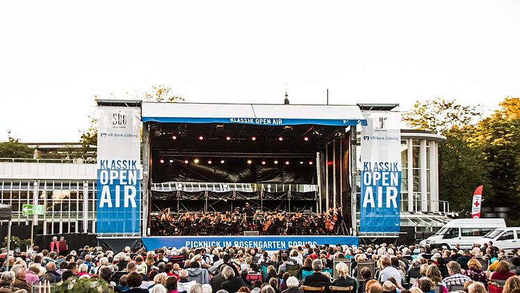 Tausende von Zuhörern bejubelten das Philharmonische Orchester des Landestheaters Coburg beim Klassik-Open-Air im Rosengarten.Foto: Jochen Berger