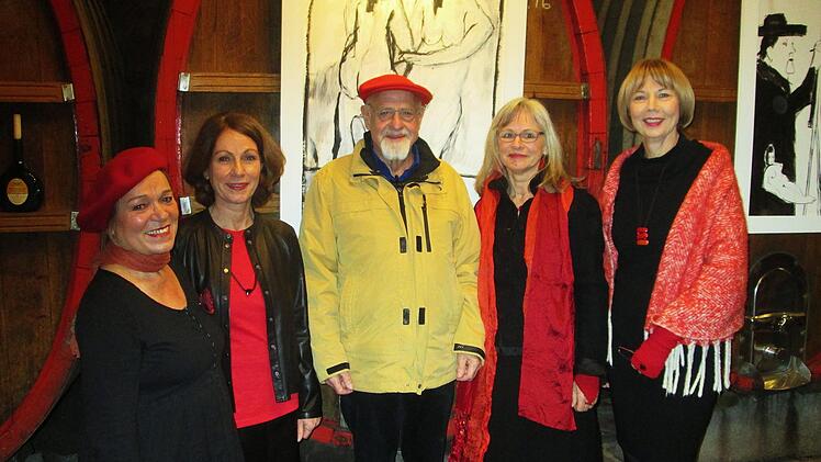 Die vier singenden Damen (v. l.) Martina Bay, Angelika Silberbach, Maria Heckmann und Annemarie Fell lockten charmant den Maler in ihren Kreis.