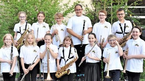Die Kinder des Jugendorchesters vor dem Konzert  Foto: Gerhard Kernwein
