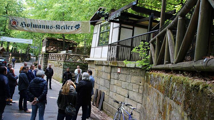 Die alten, unterschiedlichen Holzgeländer im Kellerwald sind nicht absturzsicher genug. Foto: Ronald Heck