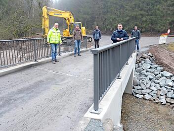 Das Brückenbauwerk über die Teuschnitz nahe Marienroth ist fertig. Bei der Freigabe freuen sich über das gelungene Bauwerk (von links) Ralf Makowski (Bauleiter, Firma SAR), Udo Madewitz (Geschäftsführer von HTS-Plan, Kronach), Antonio Sauchella (Geschäftsleiter, Markt Pressig), Bürgermeister Stefan Heinlein, Andreas Schorn (Bauamtsleiter Markt Pressig).  Foto: K.- H. Hofmann