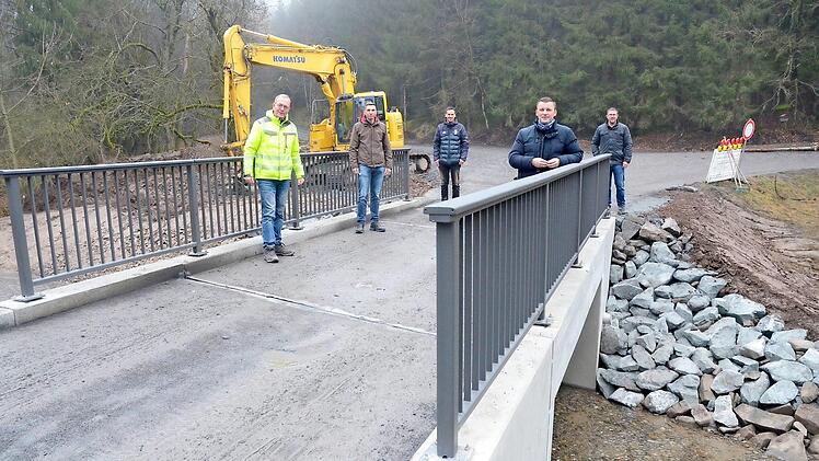 Das Brückenbauwerk über die Teuschnitz nahe Marienroth ist fertig. Bei der Freigabe freuen sich über das gelungene Bauwerk (von links) Ralf Makowski (Bauleiter, Firma SAR), Udo Madewitz (Geschäftsführer von HTS-Plan, Kronach), Antonio Sauchella (Geschäftsleiter, Markt Pressig), Bürgermeister Stefan Heinlein, Andreas Schorn (Bauamtsleiter Markt Pressig).  Foto: K.- H. Hofmann