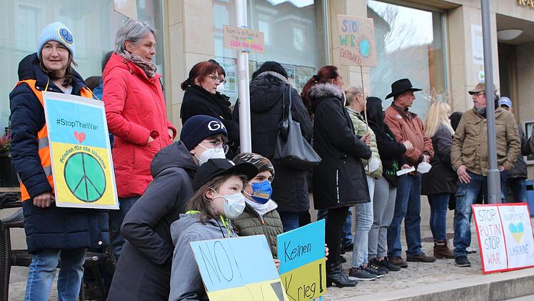 Viele Menschen versammelten sich auf dem Marktplatz, um ein Zeichen für Solidarität zu setzen, Foto: Julia Raab