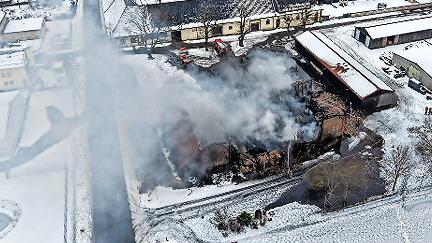 Die v&ouml;llig ausgebrannte Scheune stand nur wenige Meter vom Schloss Eyrichshof entfernt.