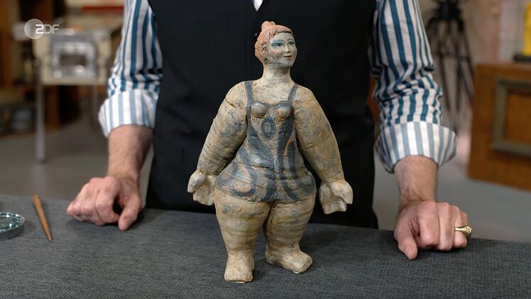 Ulrike aus Bremen hatte die Frau aus Ton in einem Auktionshaus erworben. "Ich fand sie ganz toll, aber dort, wo ich sie hinstellen wollte, passt sie nicht", erkl&auml;rte die Verk&auml;uferin, warum sie die Figur jetzt schon wieder verkaufen will. Lichter schnaufte und erkl&auml;rte pragmatisch: "Dann gibt man sie eben wieder frei."