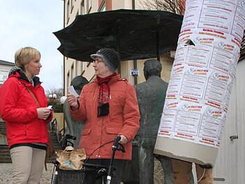 Im Gespräch: Isabelle Geck aus Kothen macht in der Innenstadt Werbung für die Veranstaltungsreihe zum Thema "Sehnsucht". Bernhard Hopf (in der Säule) aus Würzburg unterstützt sie dabei. Fotos: Ulrike Müller
