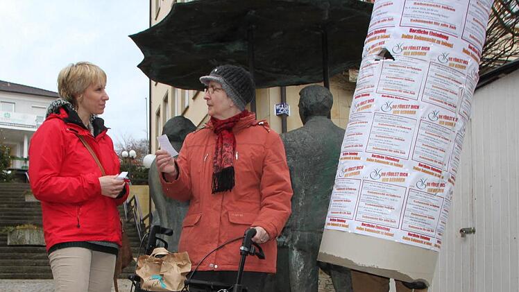 Im Gespräch: Isabelle Geck aus Kothen macht in der Innenstadt Werbung für die Veranstaltungsreihe zum Thema "Sehnsucht". Bernhard Hopf (in der Säule) aus Würzburg unterstützt sie dabei. Fotos: Ulrike Müller
