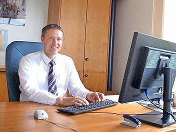 Die Aufgaben von Bürgermeister Marco Steiner sind vielfältig: Präsentieren, organisieren, Spatenstiche oder eben ganz klassisch am Schreibtisch. Fotos: CT-Archiv