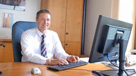 Die Aufgaben von Bürgermeister Marco Steiner sind vielfältig: Präsentieren, organisieren, Spatenstiche oder eben ganz klassisch am Schreibtisch. Fotos: CT-Archiv