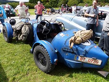 Dieser Rennsport-Bolide aus vergangenen Tagen zog in Heckenhof bewundernde Blicke auf sich. Fotos: Georg Wolf