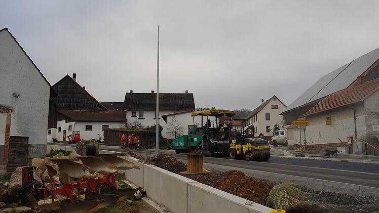 Auch der Gehweg Richtung Ortsausgang muss noch fertiggestellt werden. Foto: Stephanie Elm