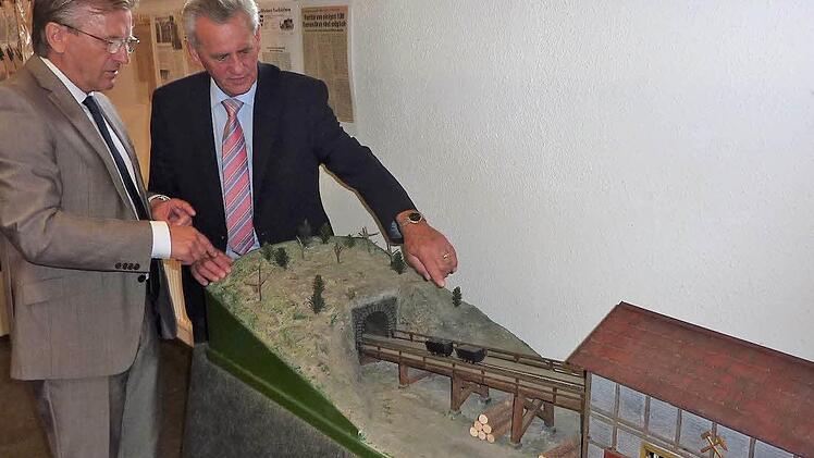 Schirmherr Bürgermeister Rainer Detsch erläuterte Landrat Oswald Marr den Adam-Friedrich-Tagstollen von 1811 mit Schachthaus. Das Modell stammt von Hubert Busse.  Foto: Gerd Fleischmann