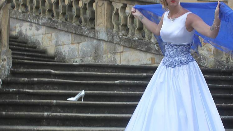 Auf der Treppe verliert Aschenputtel einen Schuh