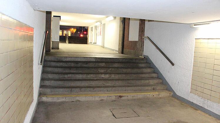 Auch diese Treppen zwischen den Außenbereich und dem tiefsten Niveau der Unterführung sind nicht behindertengerecht. Foto: Friedwald Schedel