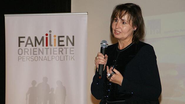 Professor Jutta Rump hielt das Impulsreferat zu den Herausforderungen der Zukunft in der Personalpolitik, das mit viel Applaus aufgenommen wurde.Sabine Weinbeer