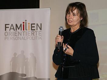 Professor Jutta Rump hielt das Impulsreferat zu den Herausforderungen der Zukunft in der Personalpolitik, das mit viel Applaus aufgenommen wurde.Sabine Weinbeer