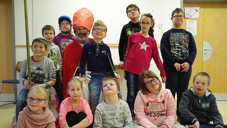Der Nikolaus besuchte die Petra-Döring-Schule in Kronach. Foto: Marco Meißner