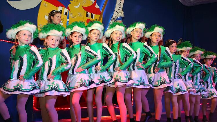 Immer wieder eine Augenweide sind die Tänzerinnen der Kindergarde. Foto: Bettina Knauth