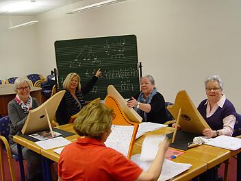 Aus einem Schnupperangebot wurde eine feste Gruppe. Am Tisch von links: Hildegard Rehm, Lehrerin Petra Schmitt-Sperber, Brunhilde Urschchlechter und Renate von Landenberg. Brigitta Kempe-Wolf