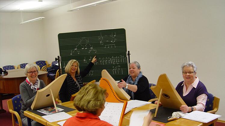Aus einem Schnupperangebot wurde eine feste Gruppe. Am Tisch von links: Hildegard Rehm, Lehrerin Petra Schmitt-Sperber, Brunhilde Urschchlechter und Renate von Landenberg. Brigitta Kempe-Wolf
