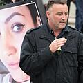 Ohne Zustimmung der Angehörigen wurden Bilder von Verstorbenen bei Demonstrationen in Chemnitz gezeigt. Sie sollten als Beweis für Gewalttaten von Ausländern dienen. Dagegen wehrt sich nun der Bamberger Andreas Lösche im Fall seiner ermordeten Schwester. Dieses Bild zeigt, wie sich der Pegida-Gründer Lutz Bachmann vor einem Foto der ermordeten Iulia aus Viersen in Chemnitz fotografiert.   Archivfoto: Ralf Hirschberger/dpa