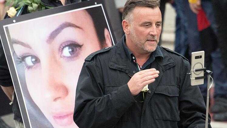 Ohne Zustimmung der Angehörigen wurden Bilder von Verstorbenen bei Demonstrationen in Chemnitz gezeigt. Sie sollten als Beweis für Gewalttaten von Ausländern dienen. Dagegen wehrt sich nun der Bamberger Andreas Lösche im Fall seiner ermordeten Schwester. Dieses Bild zeigt, wie sich der Pegida-Gründer Lutz Bachmann vor einem Foto der ermordeten Iulia aus Viersen in Chemnitz fotografiert.   Archivfoto: Ralf Hirschberger/dpa
