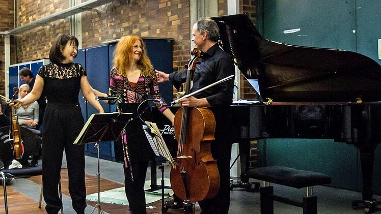 Viel Beifall gab es für ein Konzert im Strömungslabor der Hochschule Coburg (von links: Jeany Park-Blumenroth, Barbara Zeller und Nina Janßen-Deinzer.)Foto: JJochen Berger