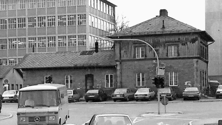 Der alte Bahnhof war ein markantes Gebäude in Herzogenaurach.  Fotos: Archiv