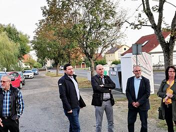 Ebenhausens Ortssprecher Benedikt Kessler (FWG, zweiter von links) und andere Oerlenbacher Gemeinderäte besprachen vor Ort die Neugestaltung dieses Reststücks der alten Ramsthaler Straße.  Foto: Sigismund von Dobschütz