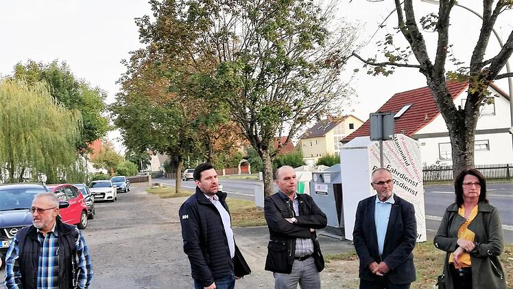 Ebenhausens Ortssprecher Benedikt Kessler (FWG, zweiter von links) und andere Oerlenbacher Gemeinderäte besprachen vor Ort die Neugestaltung dieses Reststücks der alten Ramsthaler Straße.  Foto: Sigismund von Dobschütz