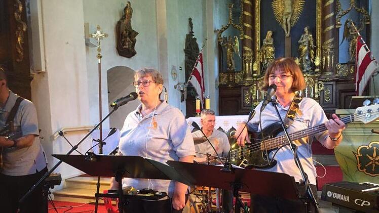 Die christliche Liedermacherband Laetitia begeisterte die Zuhörer in der Barockkirche auf dem Kreuzberg. Foto: Regina Rinke