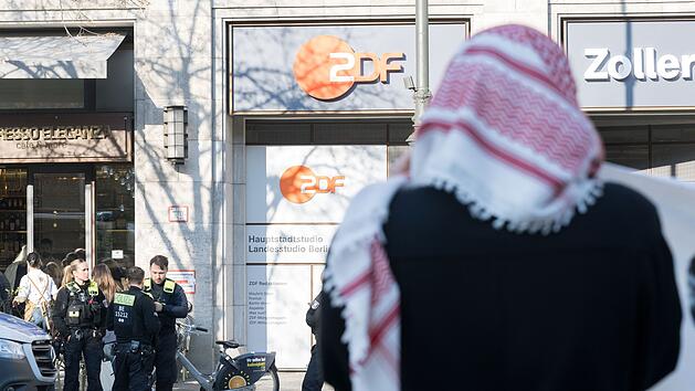 Demonstranten dringen in ZDF-Hauptstadtstudio ein - Polizei greift ein