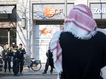 Demonstranten dringen in ZDF-Hauptstadtstudio ein - Polizei greift ein Demonstranten dringen in ZDF-Hauptstadtstudio ein - Polizei greift ein